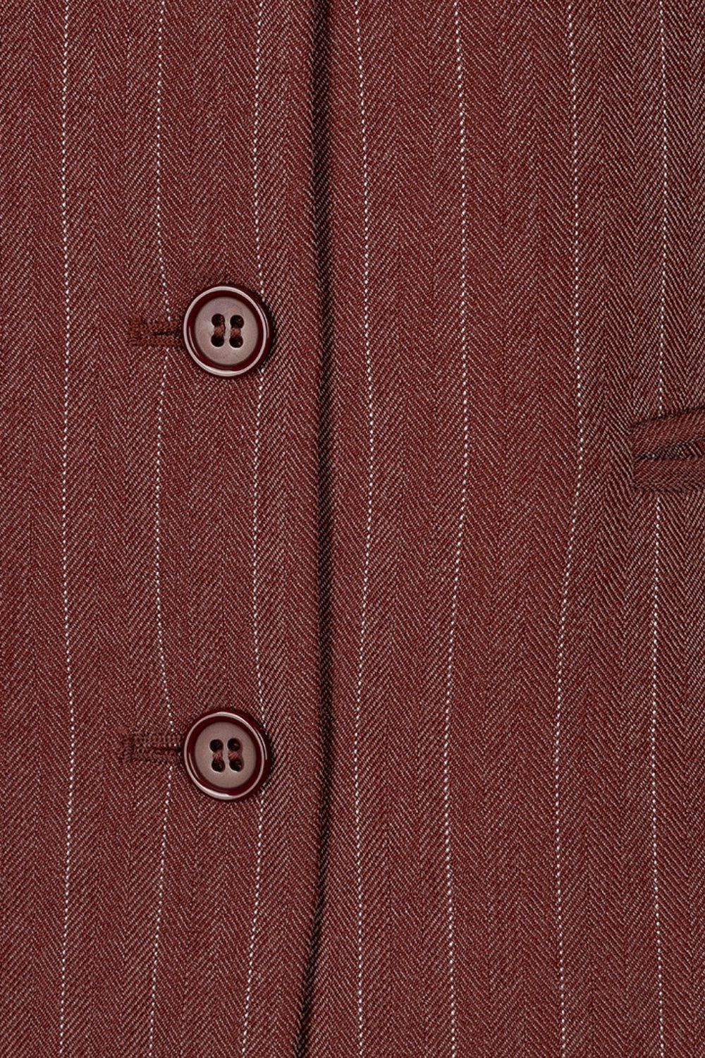 Heren gilet van Herringbone in merlot kleur, door EsQualo, met geweven patroon en knoopsluiting, gedragen door een man.