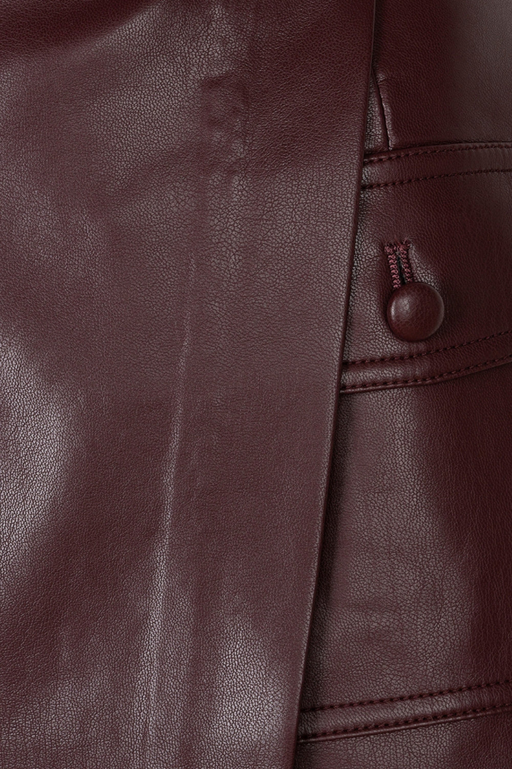 Zwarte PU-rok in merlotkleur van EsQualo met subtiele details en elegante snit, getoond op een model.