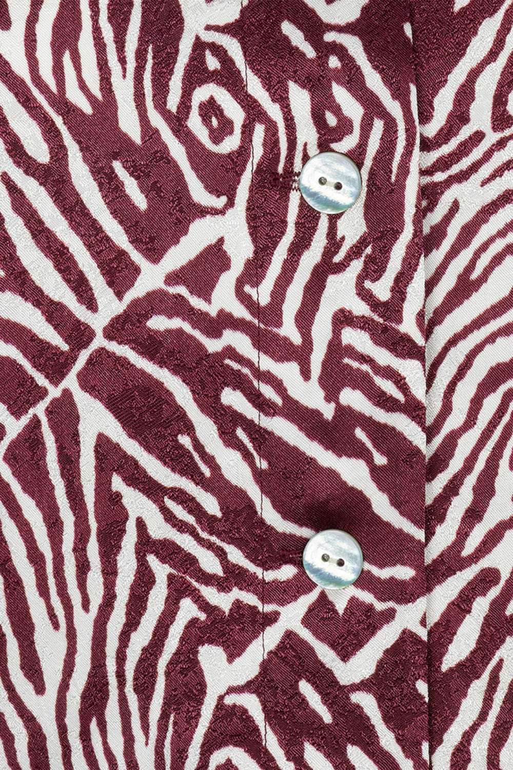 Witte blouse met brede zebra print van EsQualo, losse pasvorm en lange mouwen, geschikt voor casual en elegante outfits.