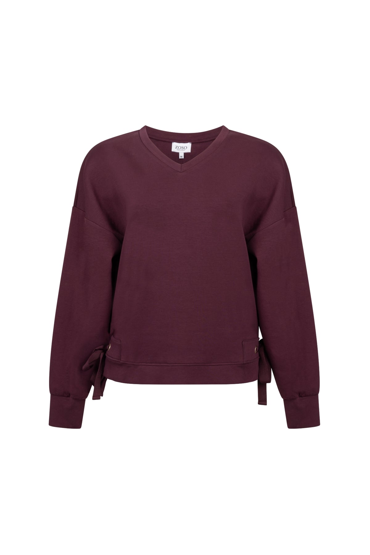 Zoso Romee Bordeaux sweater in een zachte, gebreide stof met ronde hals en lange mouwen, gedragen door een model.