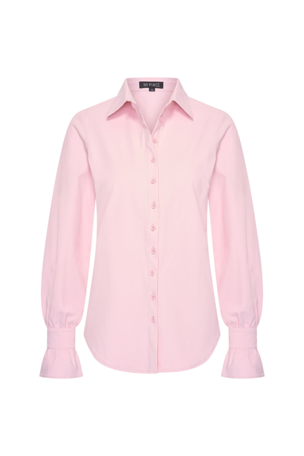 Lichtpaarse reisblouse van Mi Piace met zachte stoffen, getoond op een model voor comfortabele en stijlvolle reisoutfit.