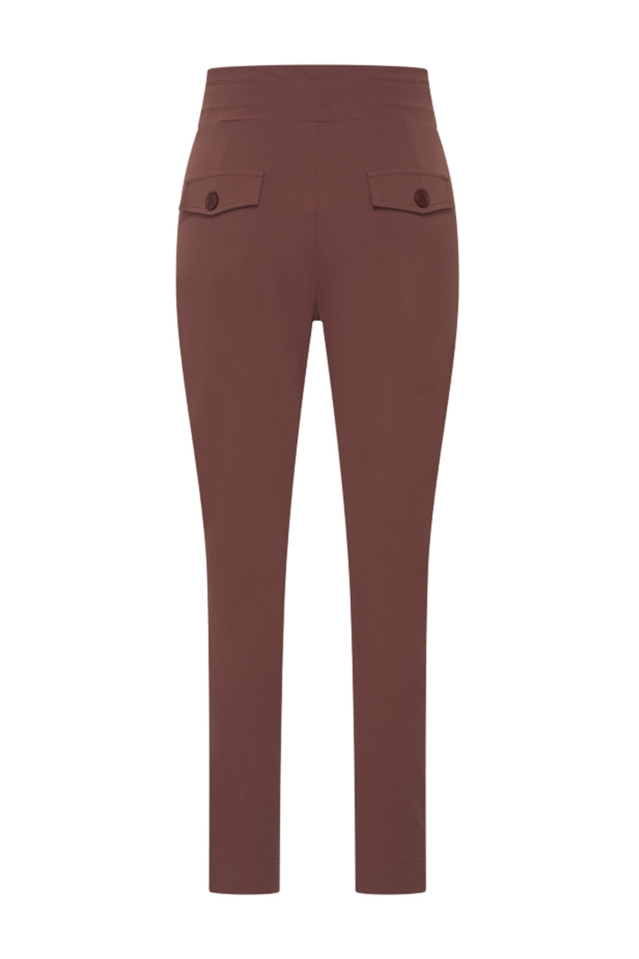 Reisbroek van mahoniekleur met comfortabele snit van Mi Piace, zichtbaar met rits en zakken in de afbeelding.