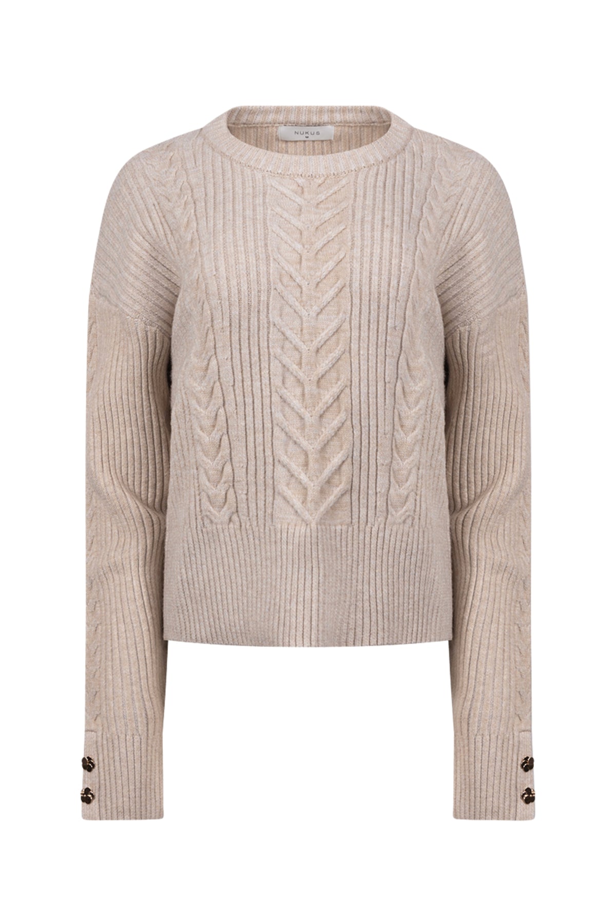 Donkere beige trui van Nukus, model Karen Sand, met zachte stof en comfortabele pasvorm, gedragen door een model.