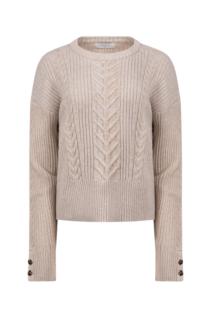 Donkere beige trui van Nukus, model Karen Sand, met zachte stof en comfortabele pasvorm, gedragen door een model.