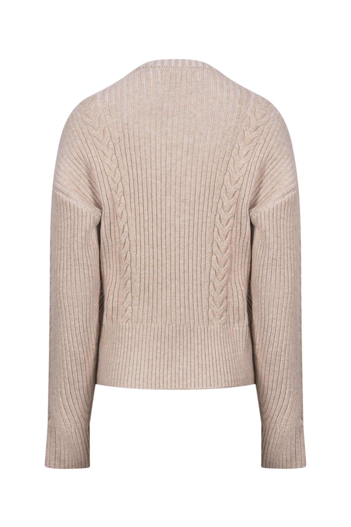Donkere beige trui van Nukus, model Karen Sand, met ronde hals en lange mouwen, gedragen door een model, close-up op textuur.