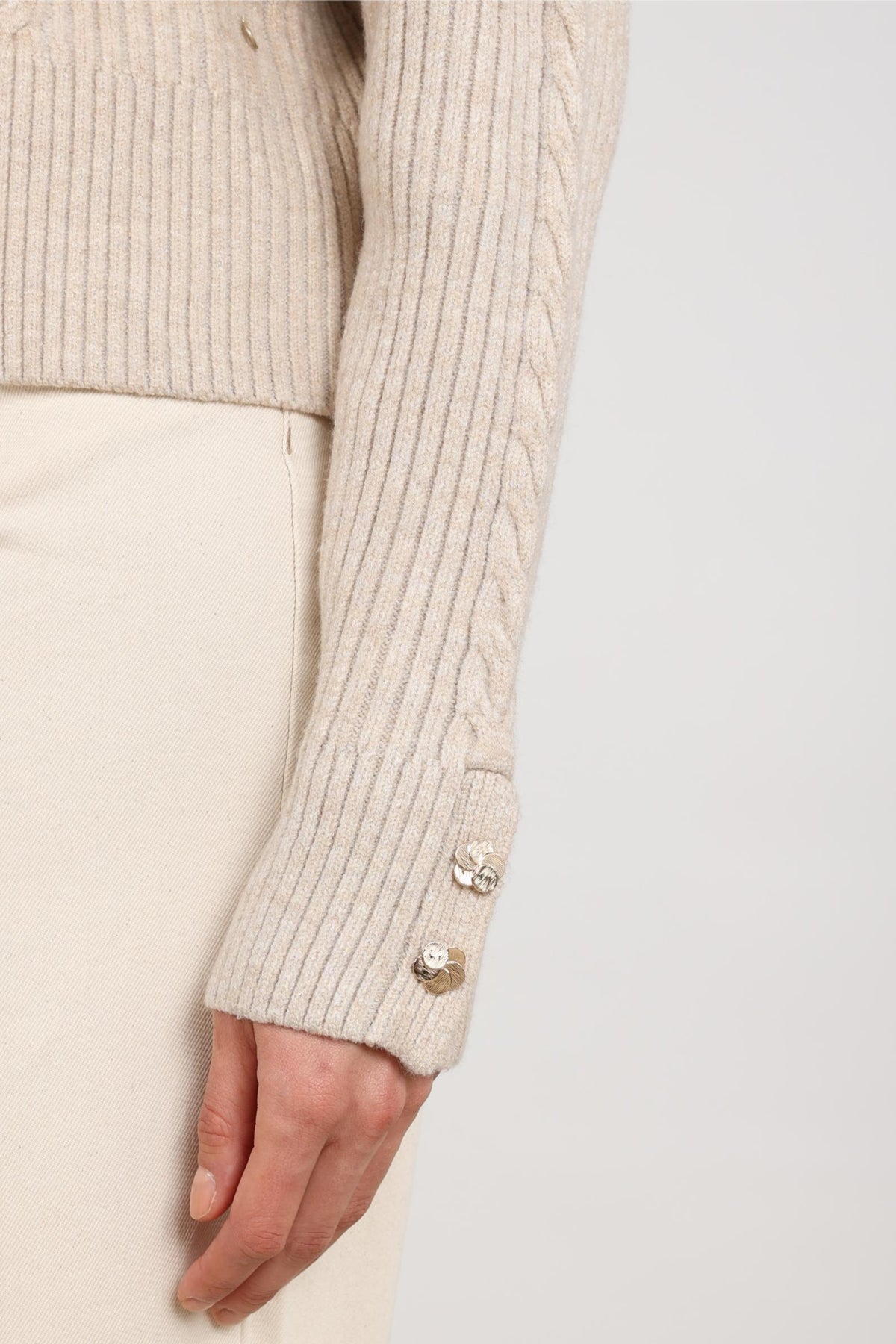 Nukus Karen Sand trui in beige met lange mouwen en ronde hals, comfortabel en stijlvol voor dagelijks gebruik.