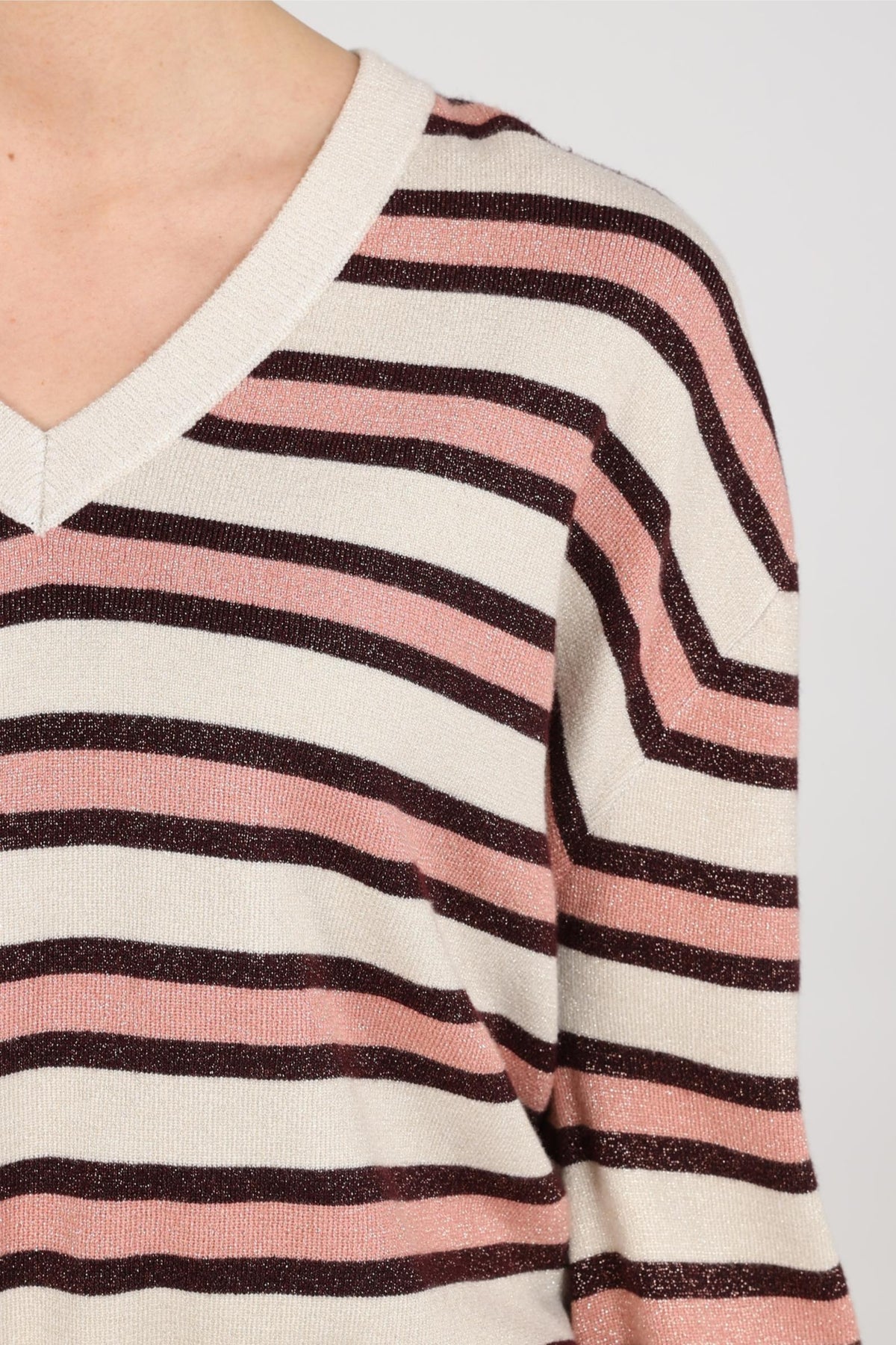 Zandroze striped trui van Nukus met Kim-ontwerp, zachte stof en ronde hals, gedragen door een model.