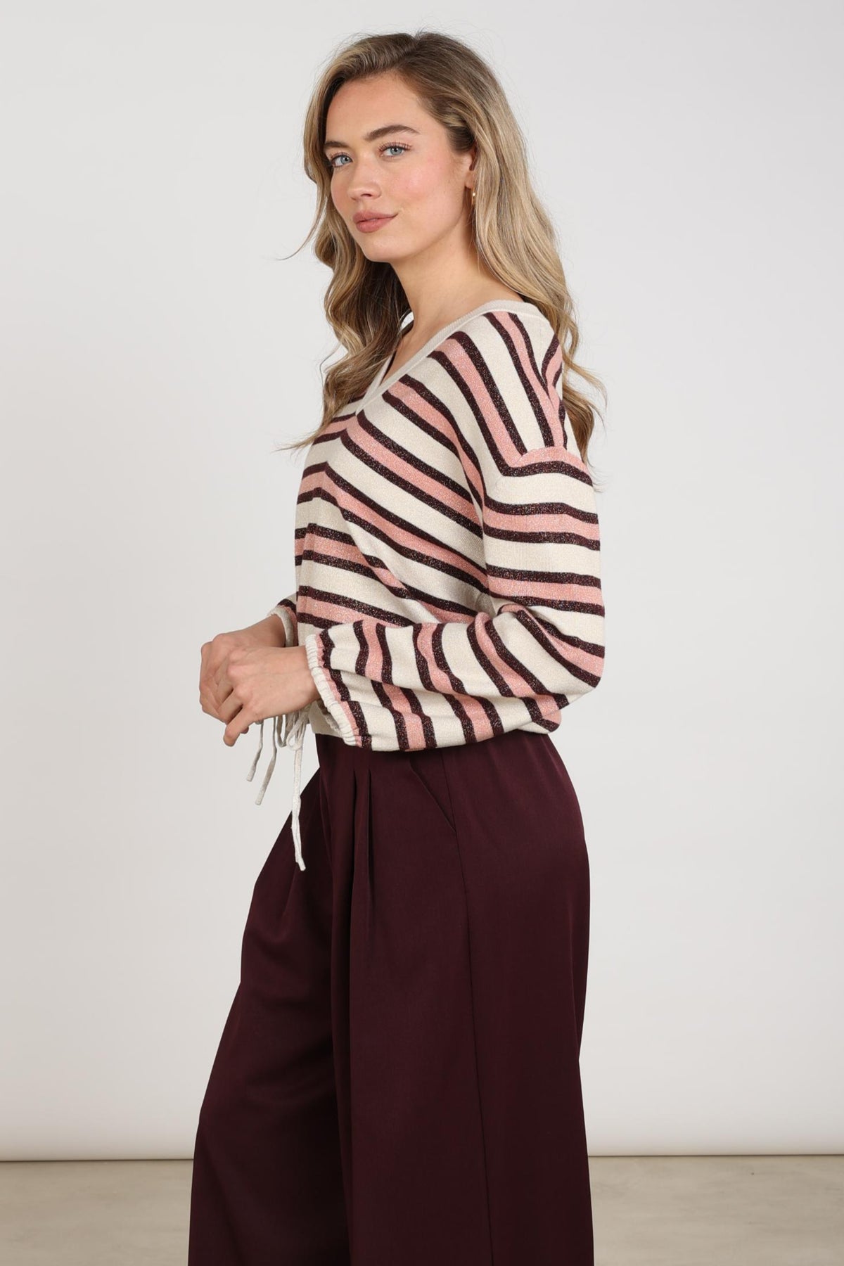 Nukus Kim Stripe Sand Rose trui met roze en zandkleurige strepen, zachte katoenen stof, comfortabel en modieus voor dames.
