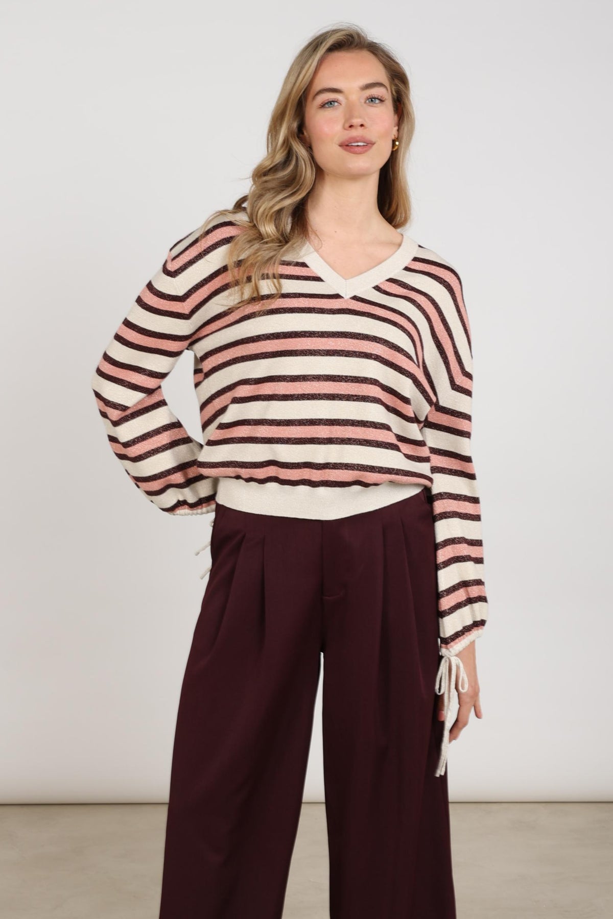 Nukus Kim Stripe Sand Rose trui met roze en zandkleurige strepen, comfortabel en stijlvol voor dames.