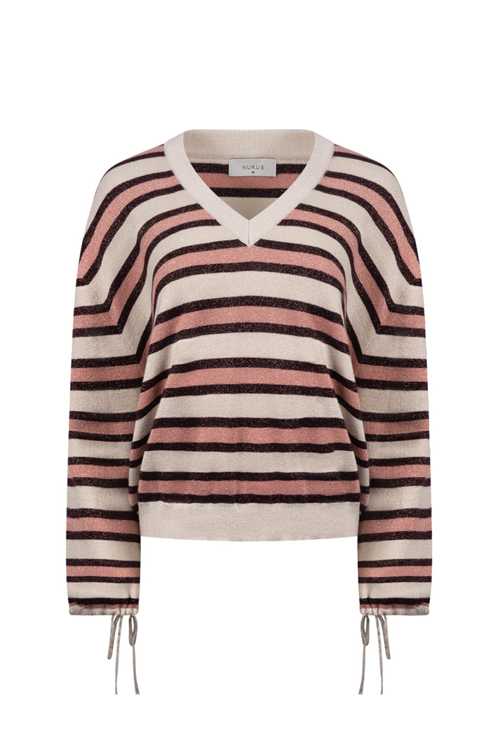Nukus Kim Stripe Sand Rose trui met roze en beige strepen, zachte katoenen stof, gedragen door een model.