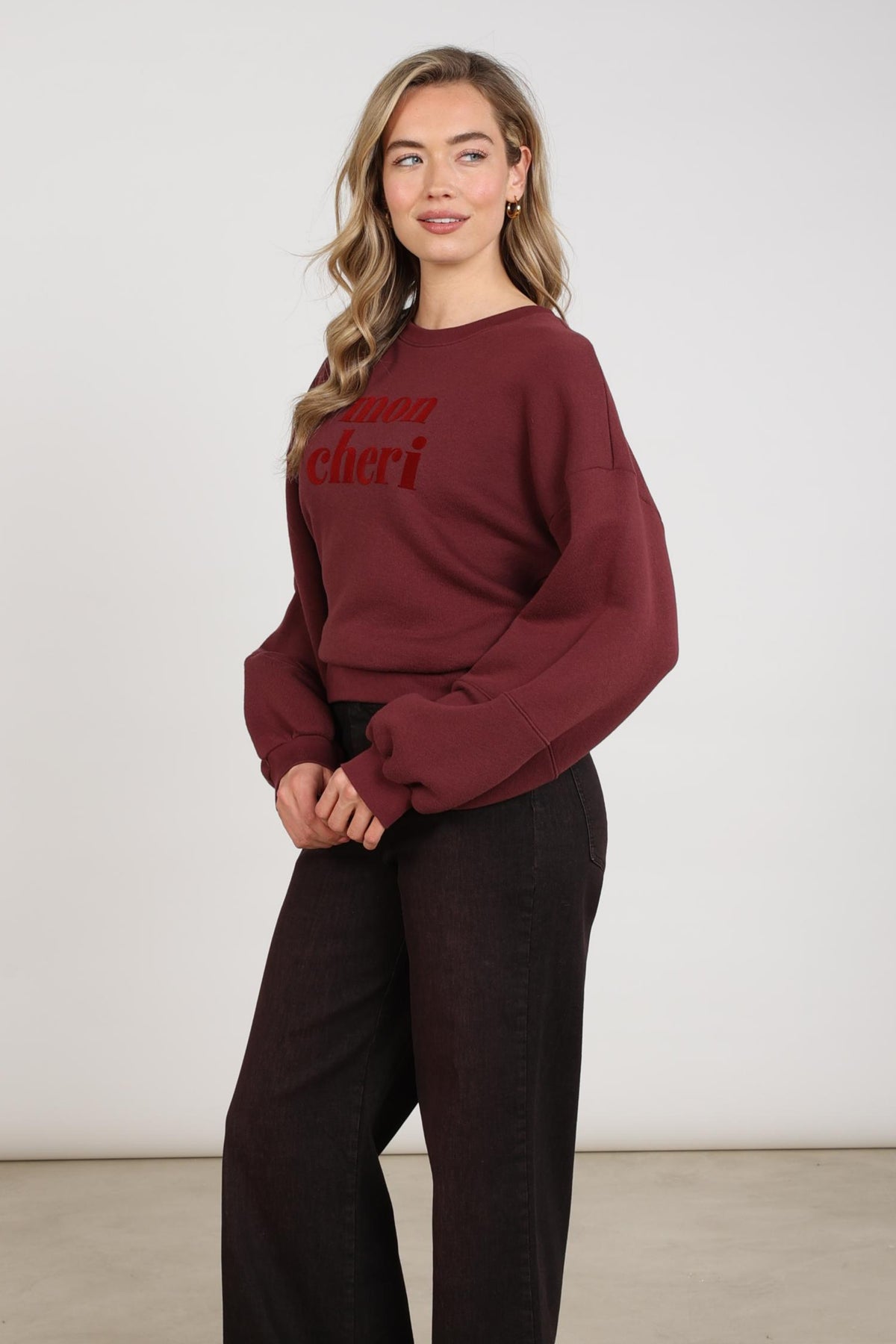 Nukus Nicola Cherry trui in amberkleur met ronde hals, gebreid ontwerp, zachte textuur en lange mouwen.