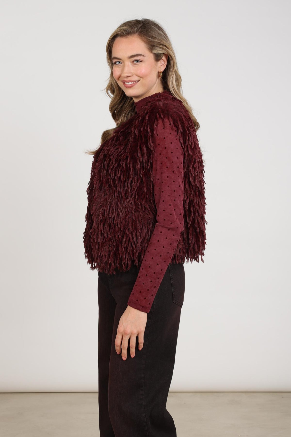 Nukus Mila Feather Cherry gilet voor dames, donzige, rode puffer jas met warmte-isolatie en stijlvolle details.