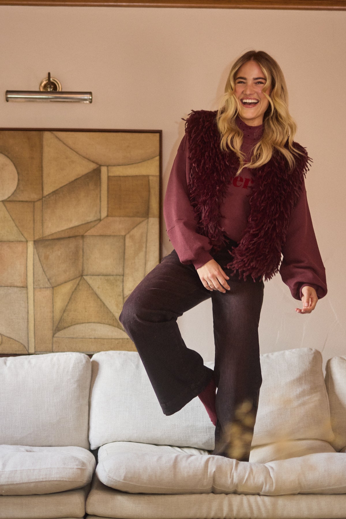 Lichtroze gilet Mila Feather Cherry van Nukus met dons, zichtbaar op de afbeelding.