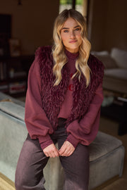 Nukus Mila Feather Cherry gilet voor dames, met dons en gewatteerde details, zichtbaar op de afbeelding.