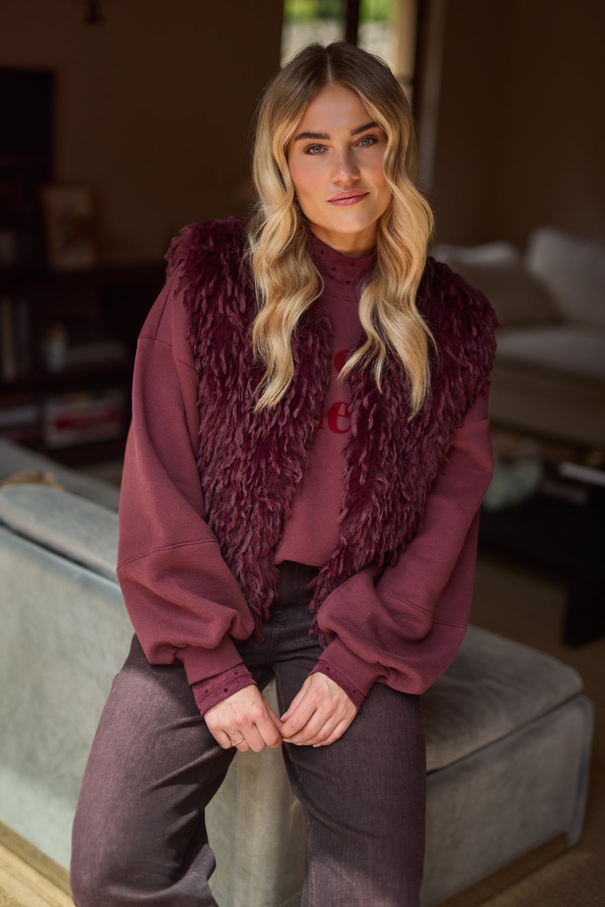 Nukus Mila Feather Cherry gilet voor dames, met dons en gewatteerde details, zichtbaar op de afbeelding.