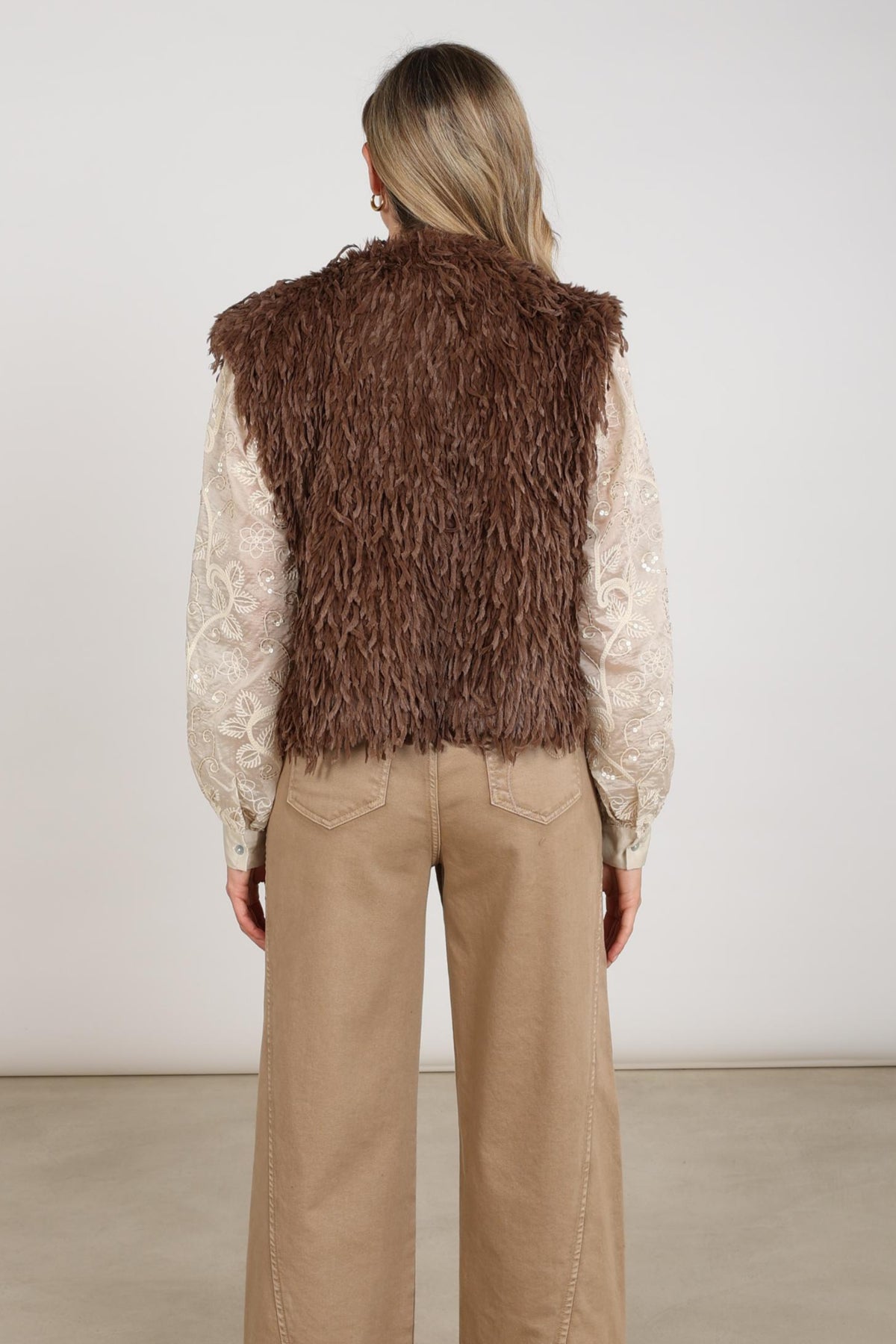 Taupe Nukus Mila Feather gilet met dons en ritssluiting, close-up van de zachte stof en stijlvolle details.