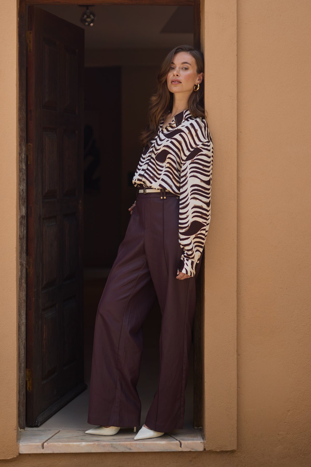 Nukus Jill PU Cherry broek in rood met elastische taille en pasvorm, zichtbaar op de afbeelding.
