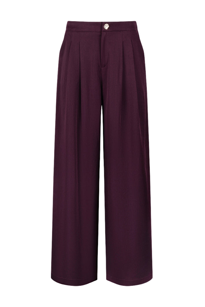 Nukus Bodine Cherry broek in een rode kleur, zichtbaar met een comfortabele pasvorm en stijlvolle details.