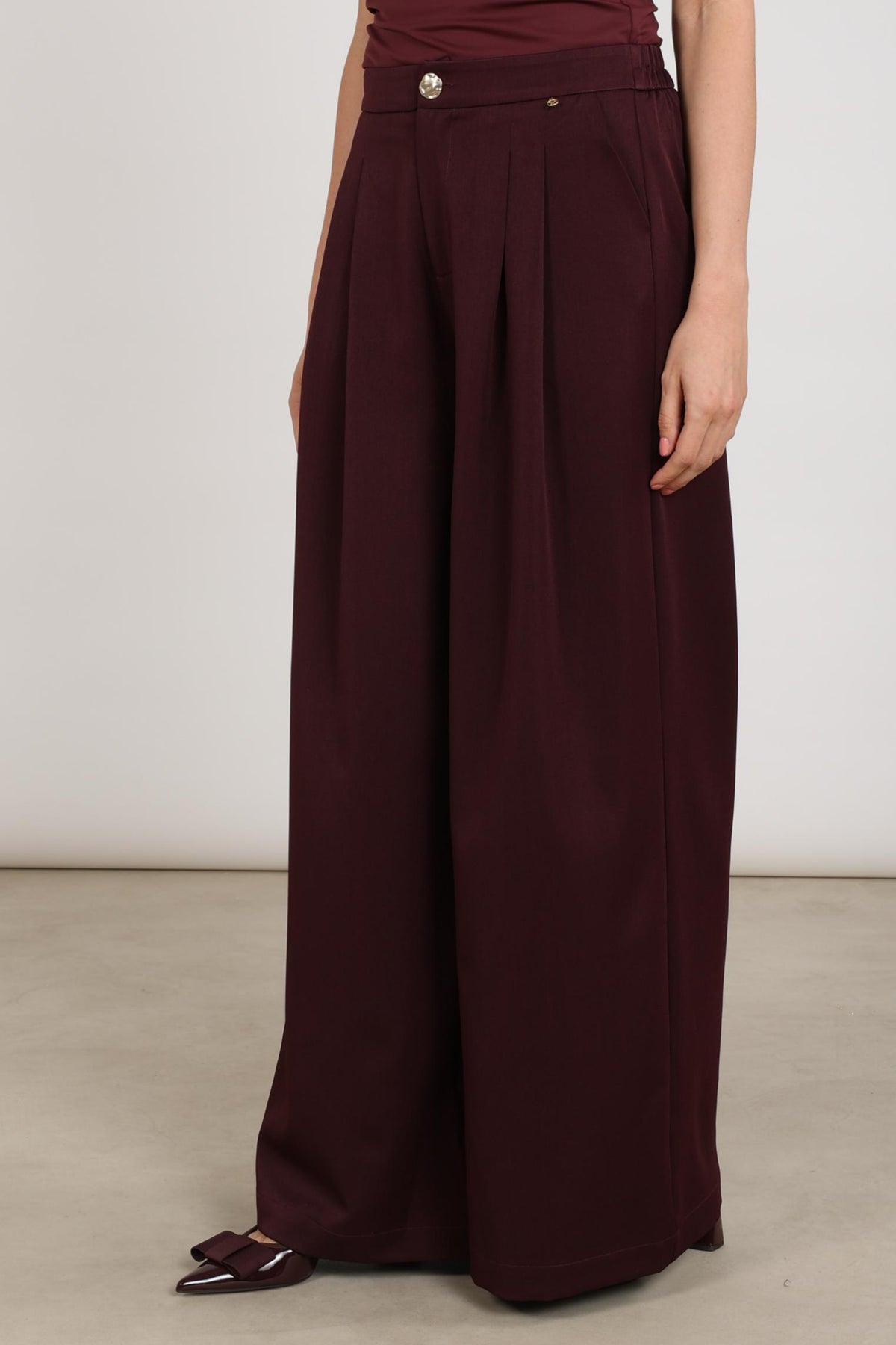 Nukus Bodine Cherry broek in lichtbruine kleur, stijlvolle damesmode, zichtbaar met comfortabele pasvorm en elegante details.