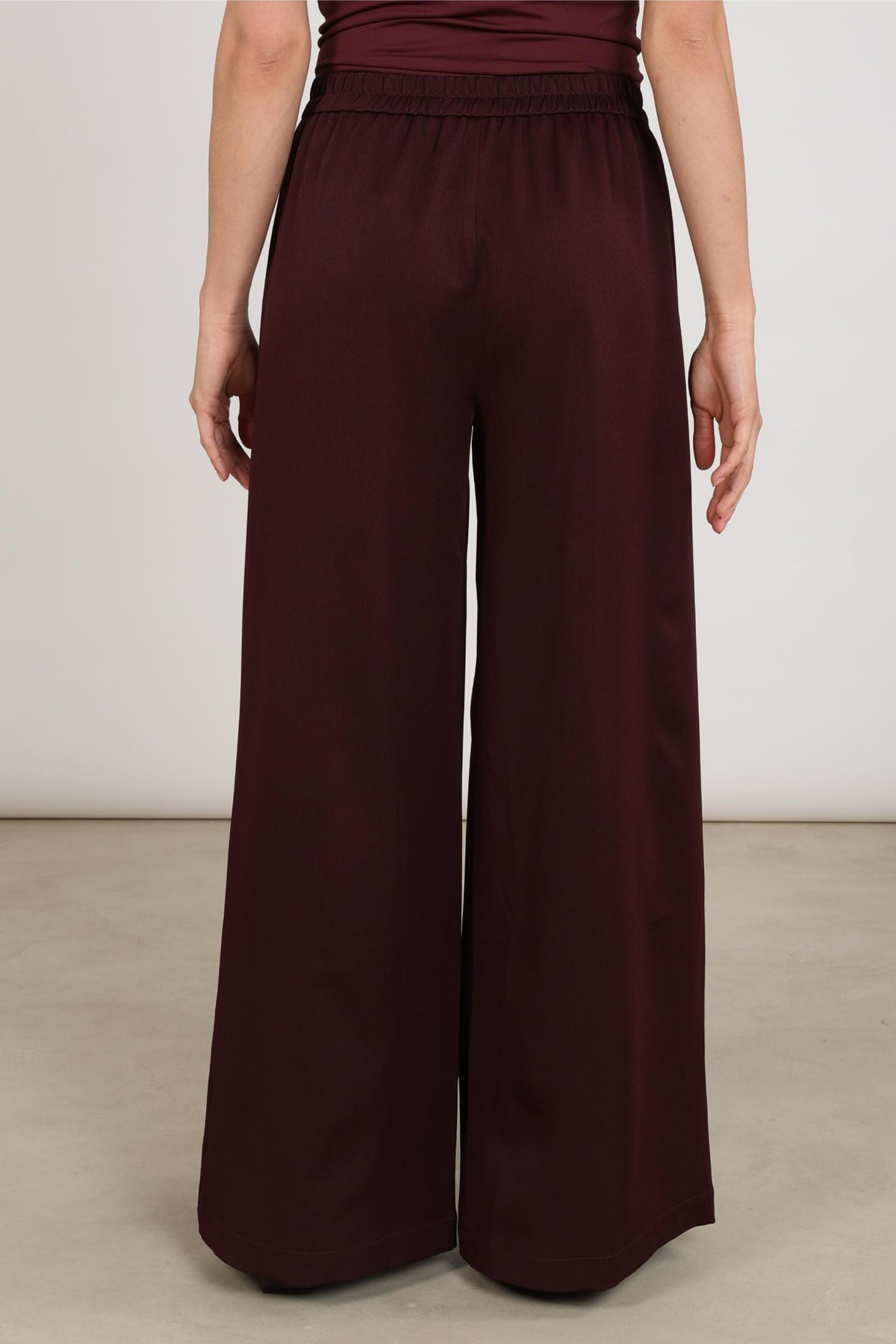 Nukus Bodine Cherry broek in een lichte, comfortabele stof met een stijlvolle pasvorm, zichtbaar op de afbeelding.
