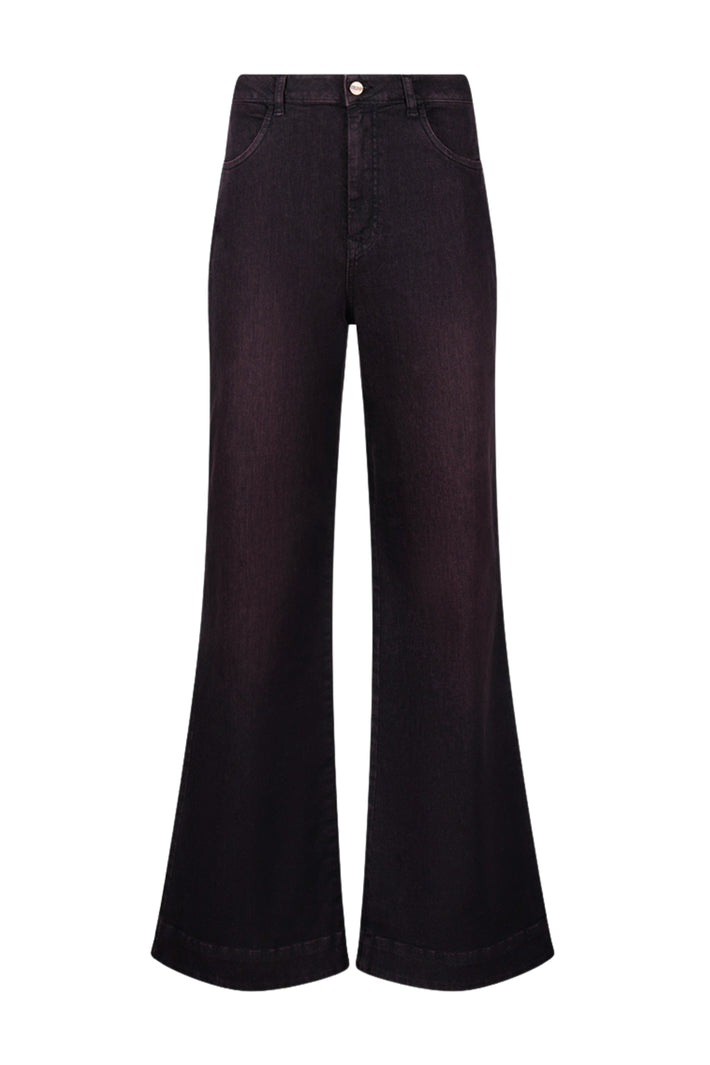 Nukus Abby Cherry jeans met rechte snit en opvallende kersenprint, getoond op een model in een lichte binnenomgeving.