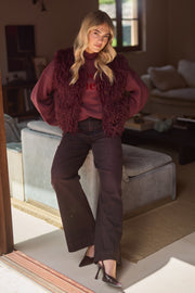 Nukus Abby Cherry jeans, blauwe denim met rode details, casual pasvorm, zichtbaar in de afbeelding.