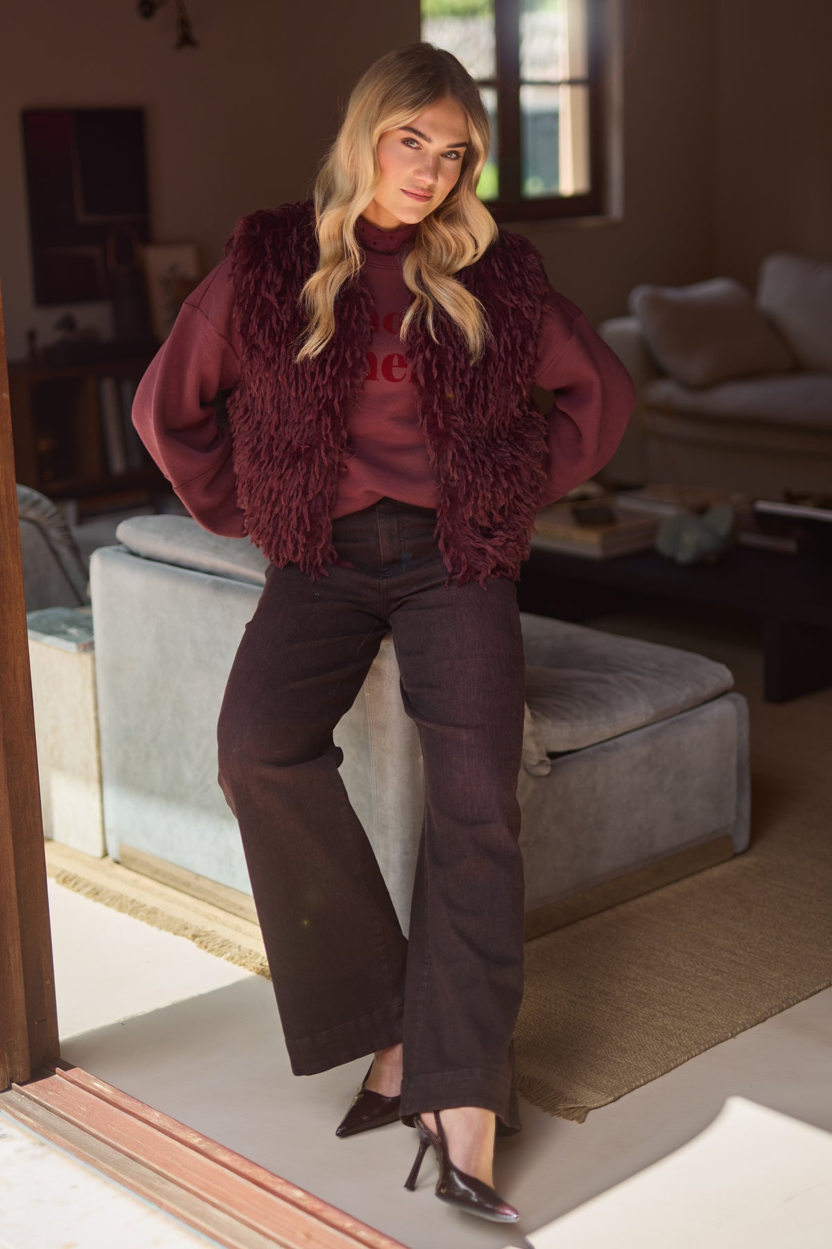 Nukus Abby Cherry jeans, blauwe denim met rode details, casual pasvorm, zichtbaar in de afbeelding.