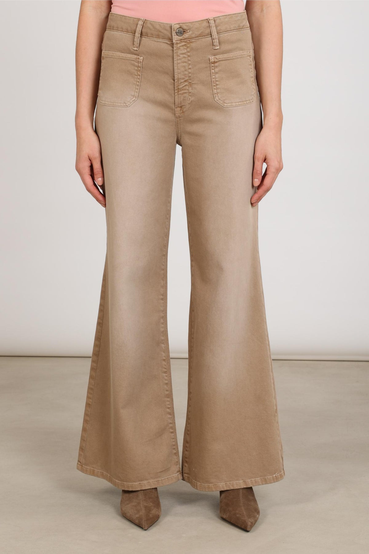 Taupe Nukus jeans Patty met rechte snit en vijf zakken, zichtbaar op de afbeelding.