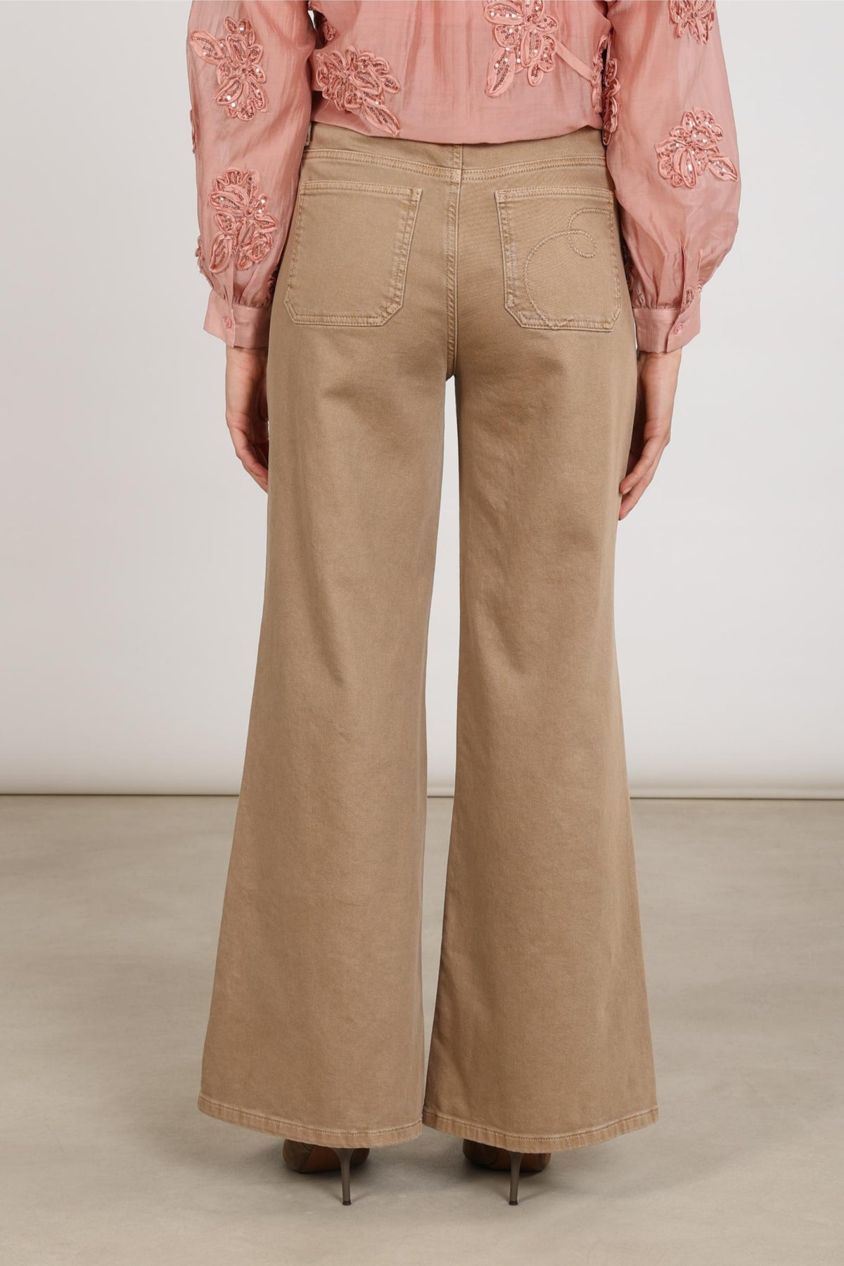 Taupe Nukus Patty jeans met rechte snit en subtiele details, zichtbaar op de foto.