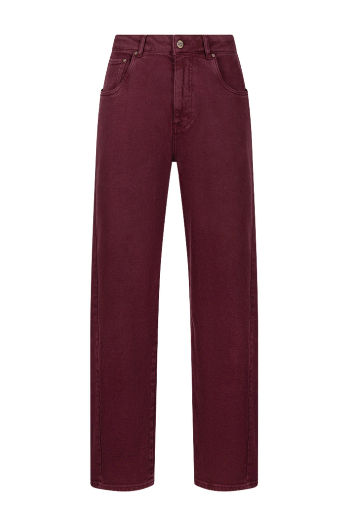 Nukus Petra Cherry jeans met rechte snit en blauwe denim stof, zichtbaar op de afbeelding.