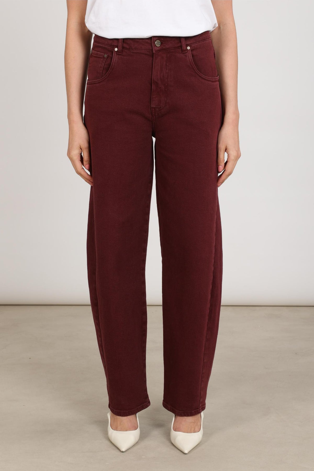 Nukus jeans Petra Cherry met rechte snit en donkerrode kleur, zichtbaar op de afbeelding