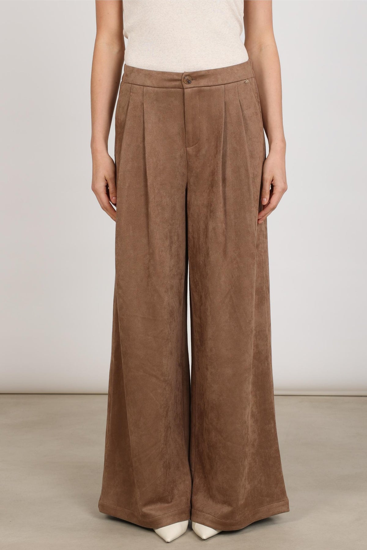 Taupe suède broek van Nukus, model Bodine, met een comfortabele pasvorm en stijlvolle uitstraling.