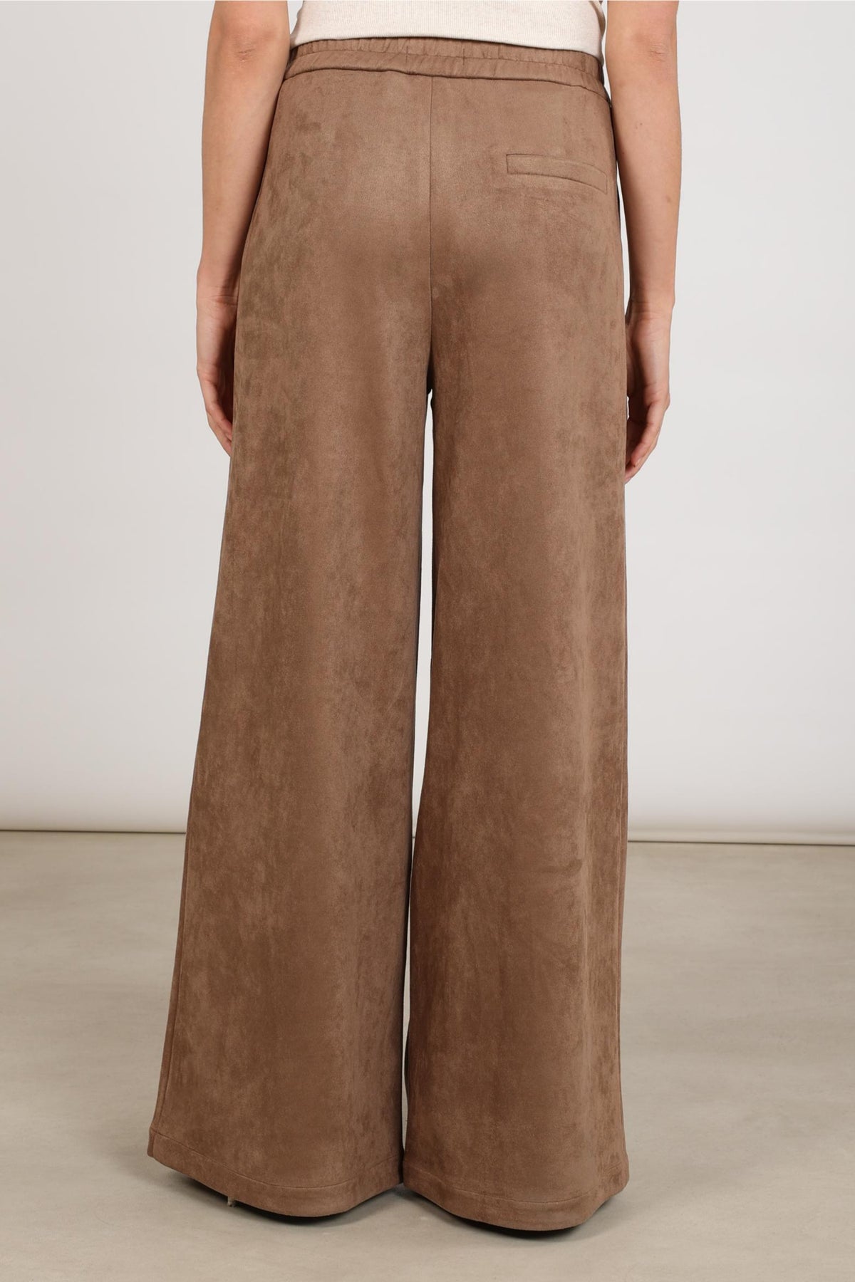 Taupe suède broek van Nukus, Bodine model NKF09102, met een elegante en comfortabele pasvorm, zichtbaar op de afbeelding.