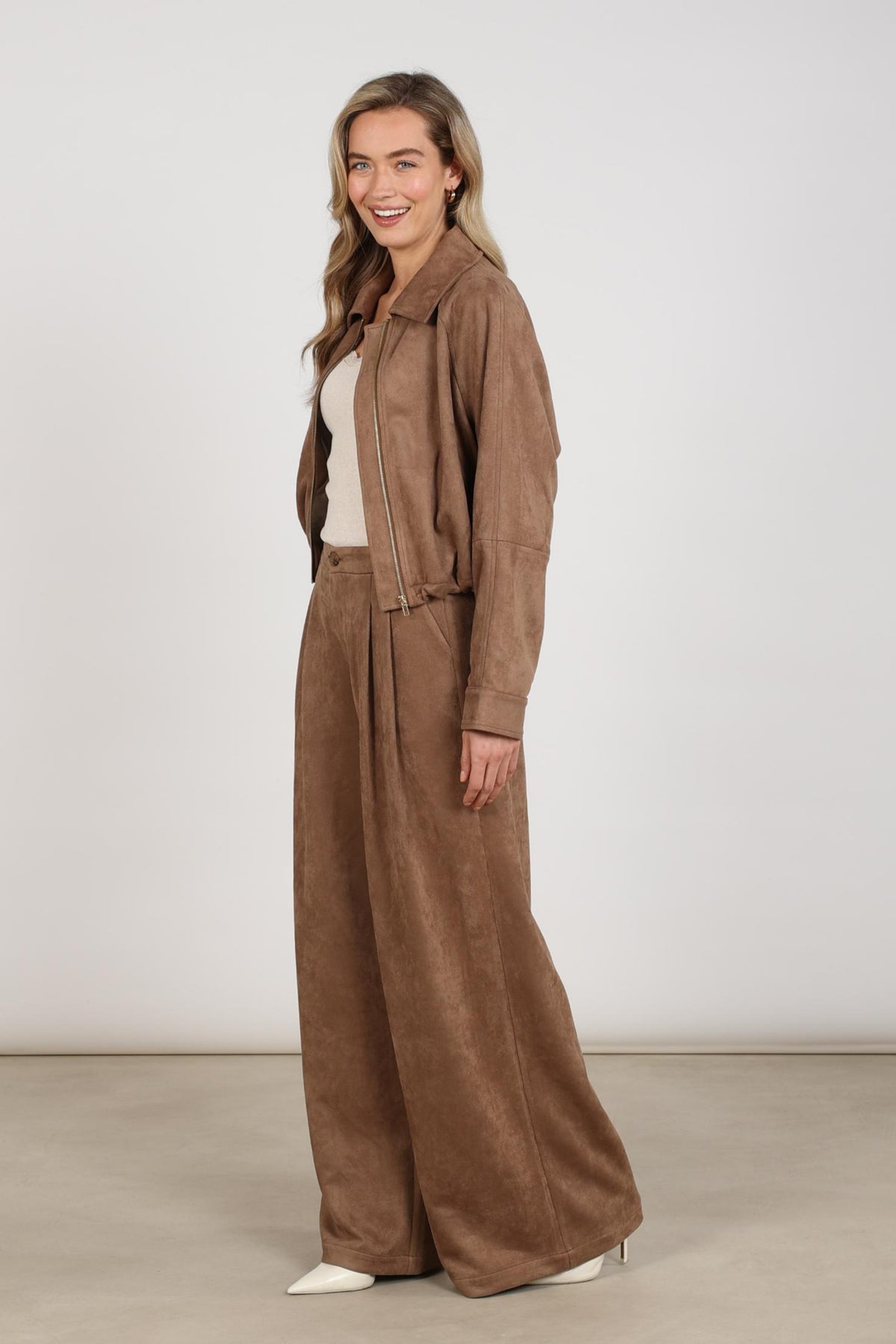 Taupe suède broek van Nukus Bodine met comfortabele pasvorm en stijlvolle look, zichtbaar in de afbeelding.