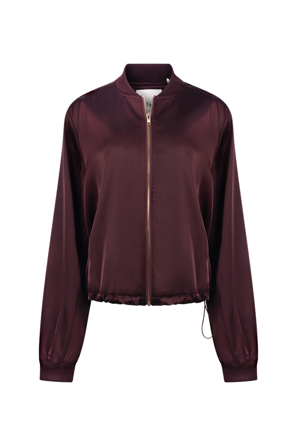Glanzende rode Dena Shiny Cherry jas van Nukus met capuchon en ritssluiting, gedragen door een model.