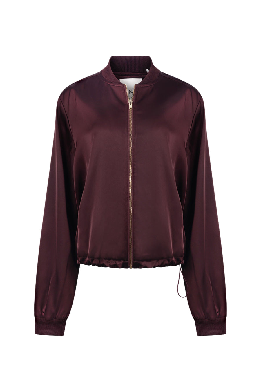 Glanzende rode Dena Shiny Cherry jas van Nukus met capuchon en ritssluiting, gedragen door een model.