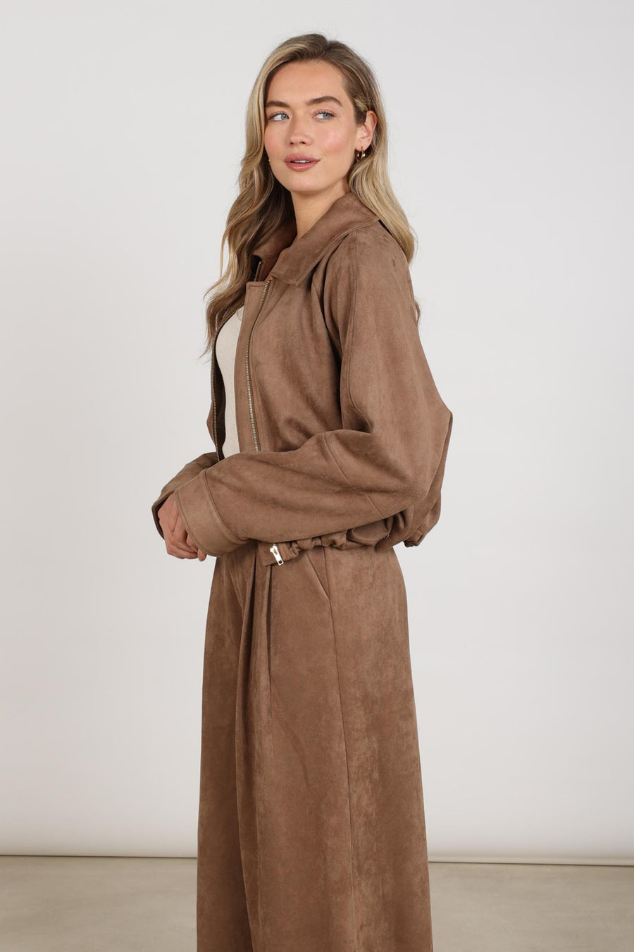 Taupe Nukus Daisey jas met capuchon en knopen, casual winterkleding voor dames, getoond op een model.