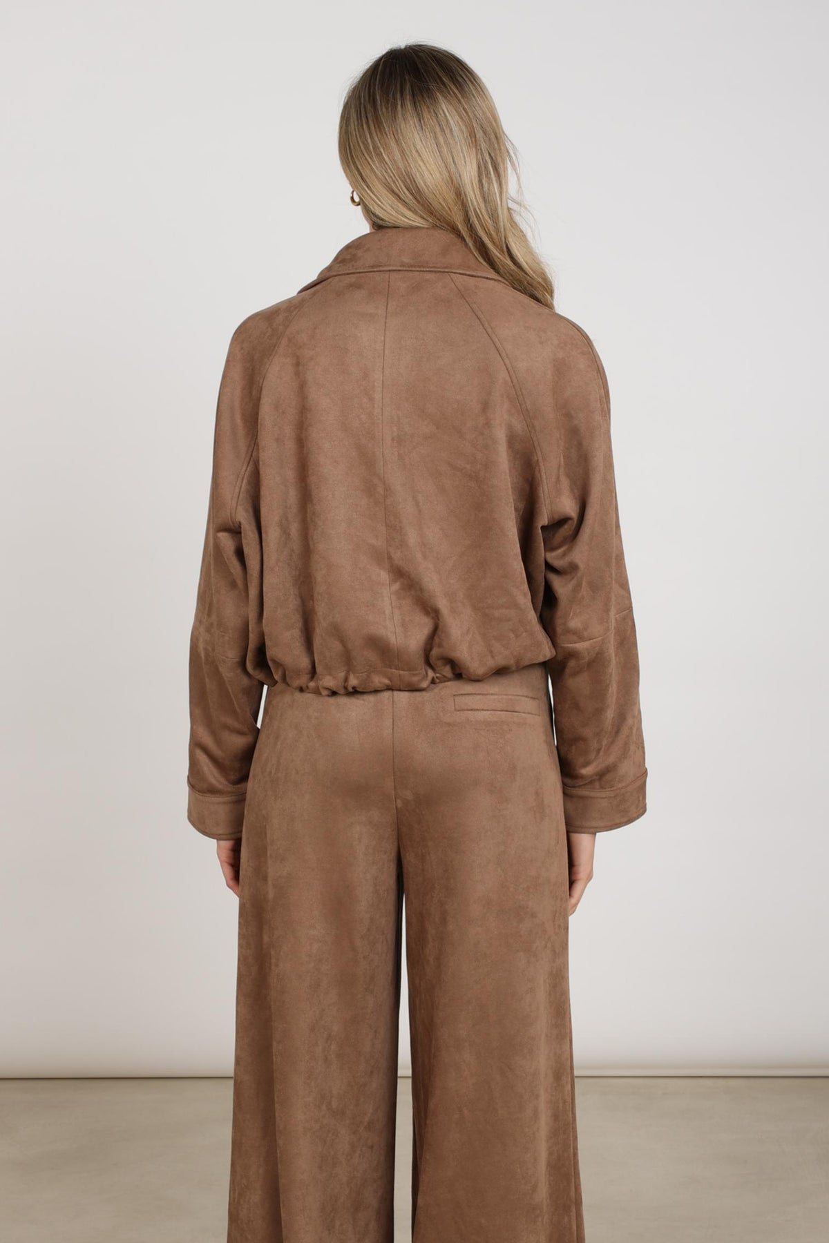 Taupe Nukus Daisey jas met capuchon en ritssluiting, zachte stof en stijlvolle uitstraling, geschikt voor koud weer.