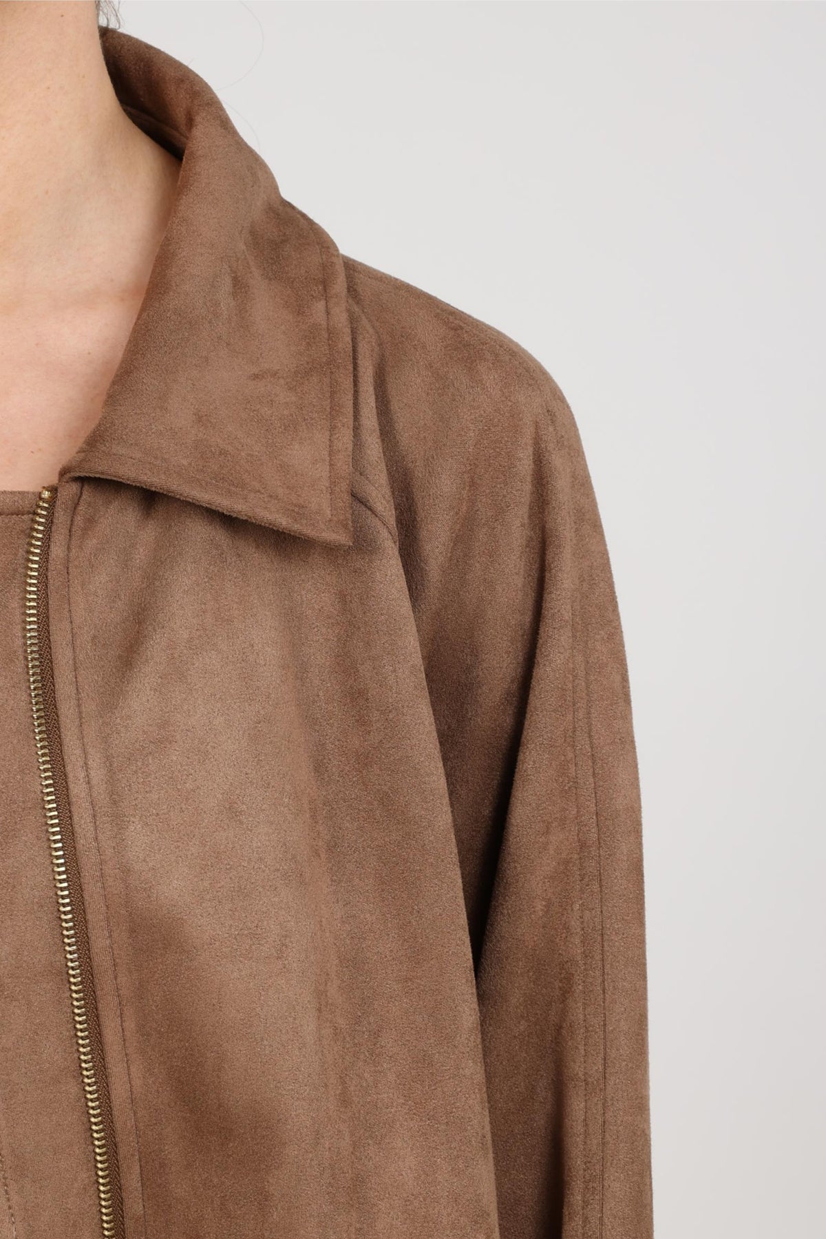 Taupe Nukus Daisey jacket met stijlvolle pasvorm en ritsdetails, gedragen door een model.