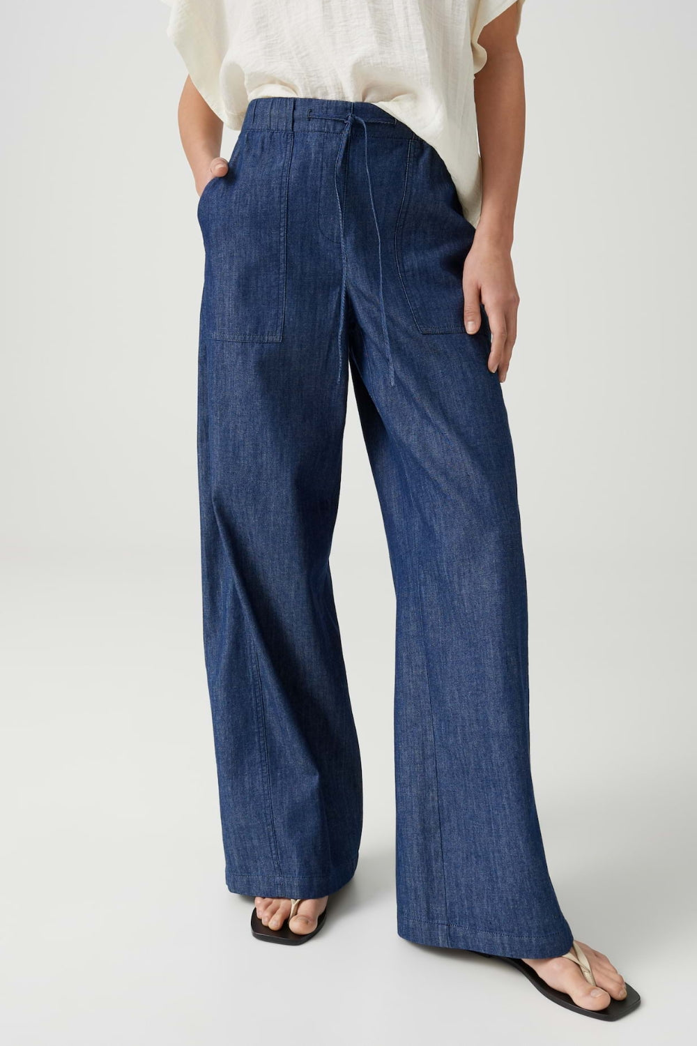 Opus Melane Line Mid Oxford Blue broek met rechte pasvorm en elastische taille, zichtbaar op de afbeelding