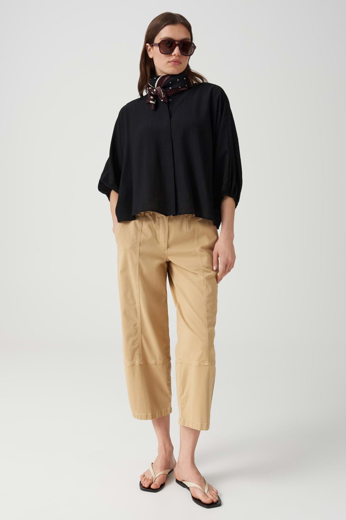 Zwarte blouse Fylora van Opus, gedetailleerde stof en pasvorm, zichtbaar met knoopsluiting en lange mouwen.