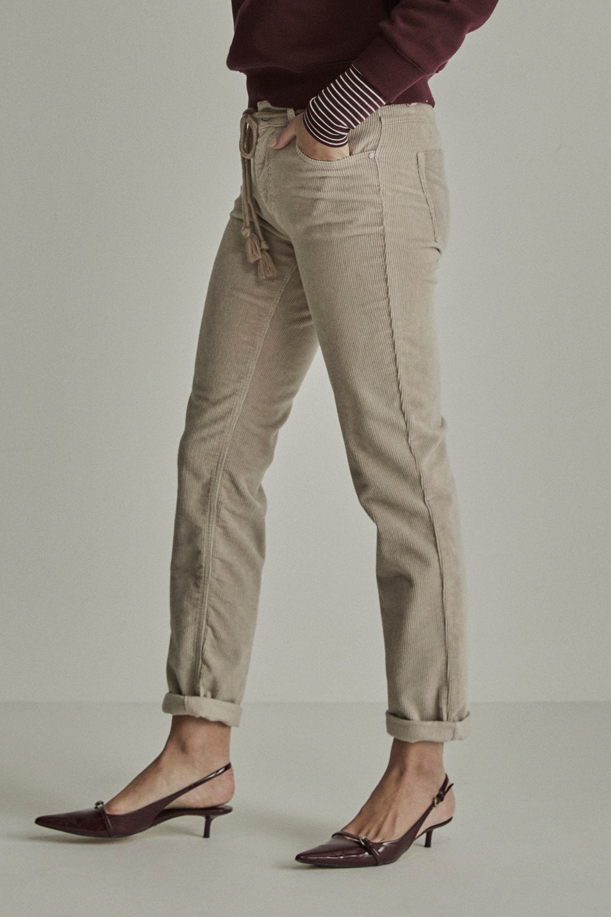 Para Mi Bobby vintage corduroy broek in ivoor grijs met rechte pasvorm, zichtbaar op de afbeelding.