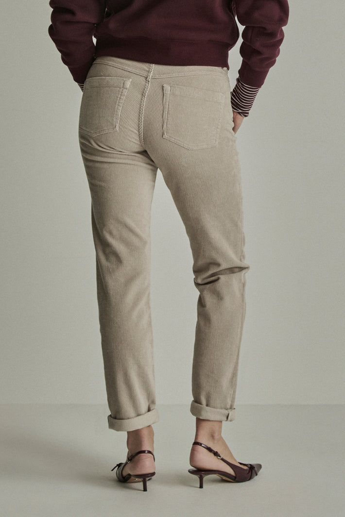 Lichtgrijze vintage corduroy broek voor dames, Para Mi Bobby, met een comfortabele pasvorm en een stijlvolle uitstraling.