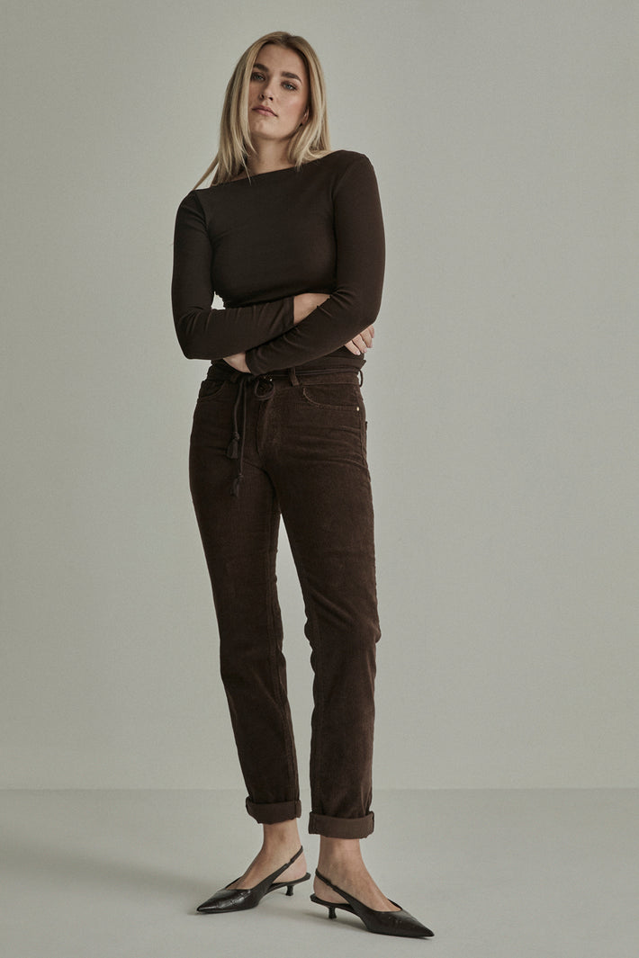 Bruine vintage corduroy broek Bobby van Para Mi, diepe bruine kleur, getoond in een stijlvol close-up beeld.
