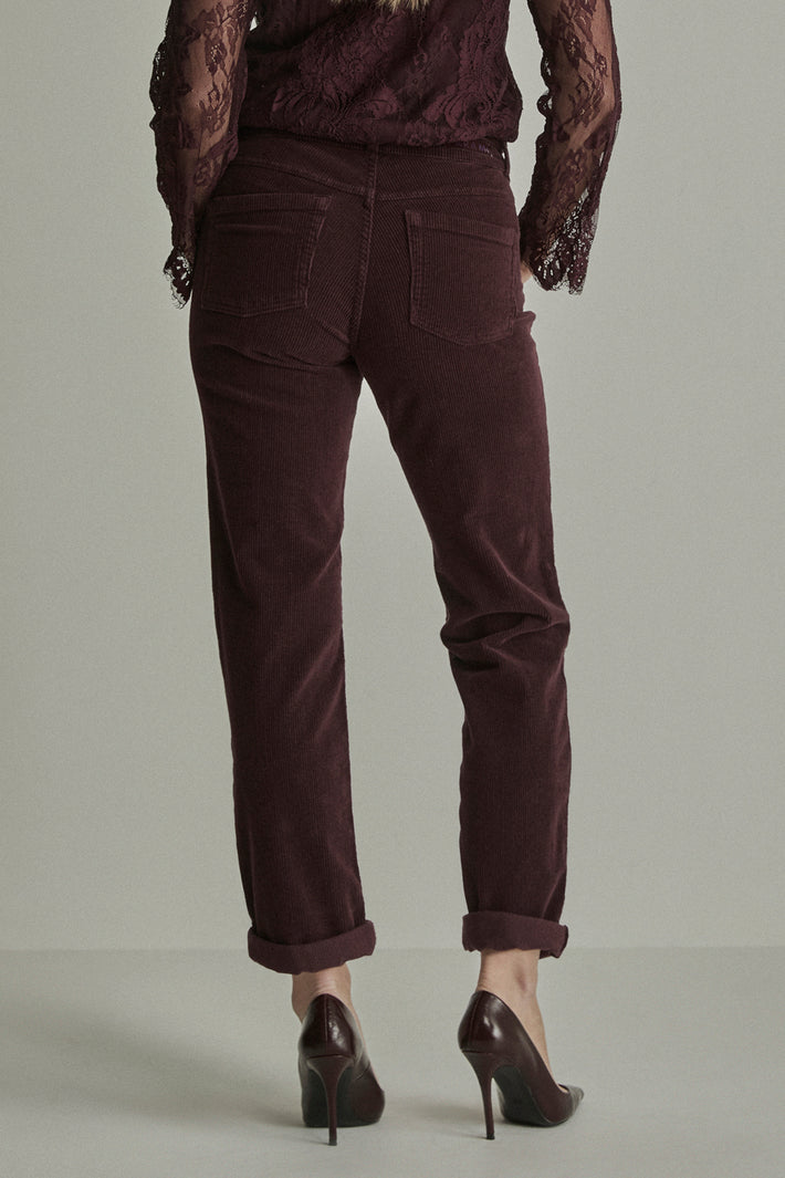 Bordeaux rode vintage corduroy broek van Para Mi, model Bobby, met rechte snit en zachte textuur, gedragen door een model.