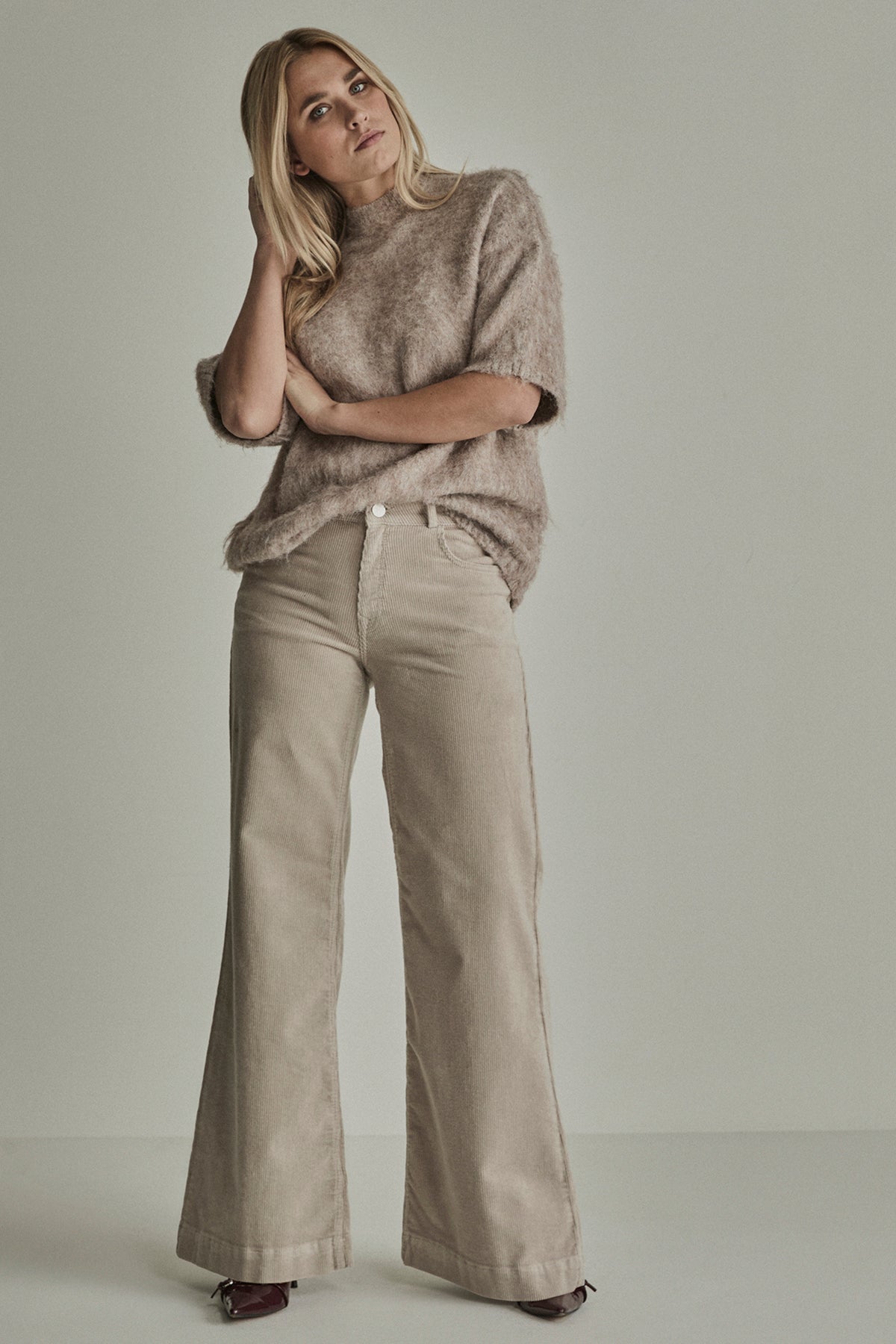Lichtgrijze vintage corduroy broek Sharon van Para Mi, L32, met ivoorkleurige uitstraling en comfortabele pasvorm.