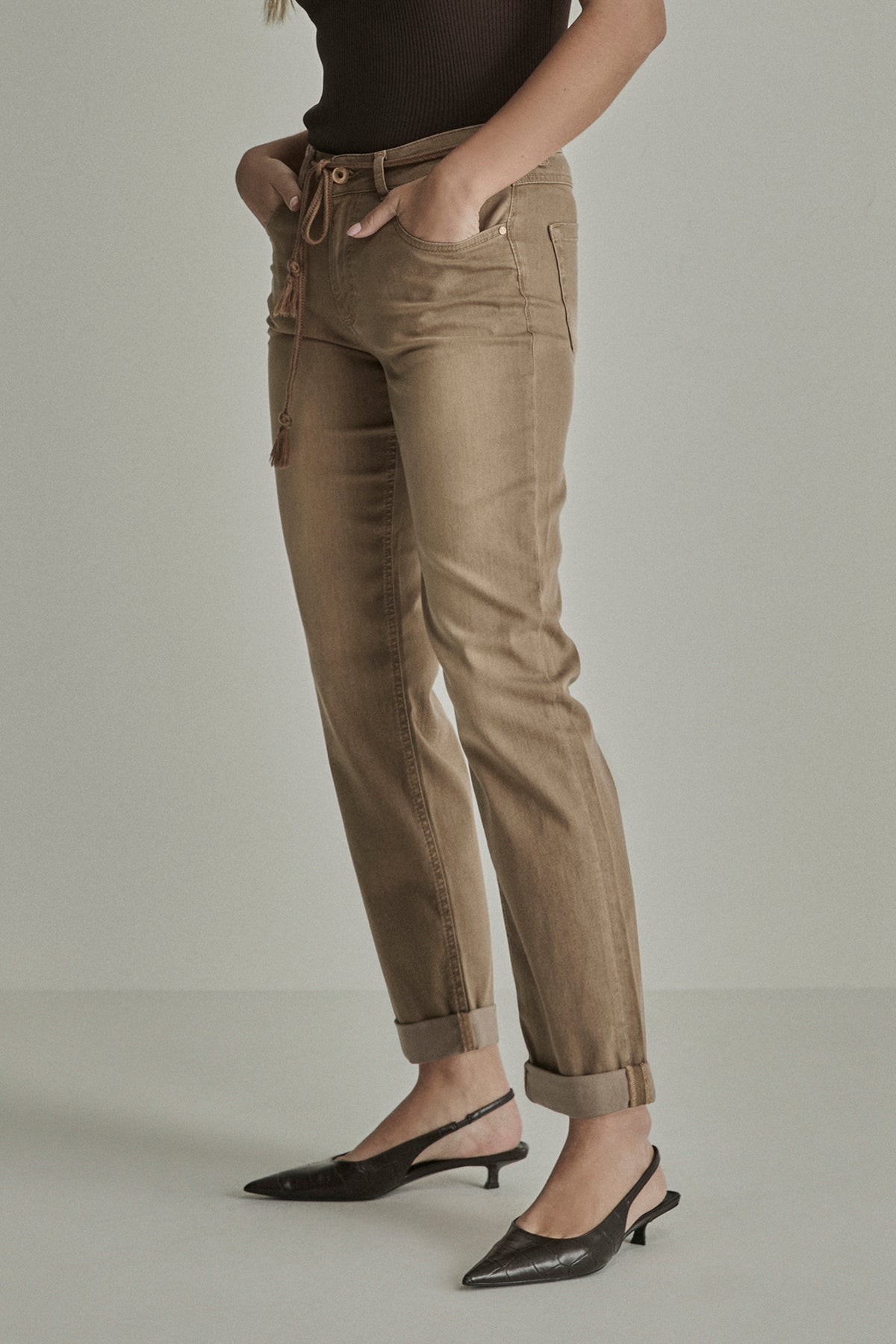 Vintage denim broek Bobby van Para Mi in camel kleur, met rechte snit en vintage stijl, zichtbaar op de afbeelding.