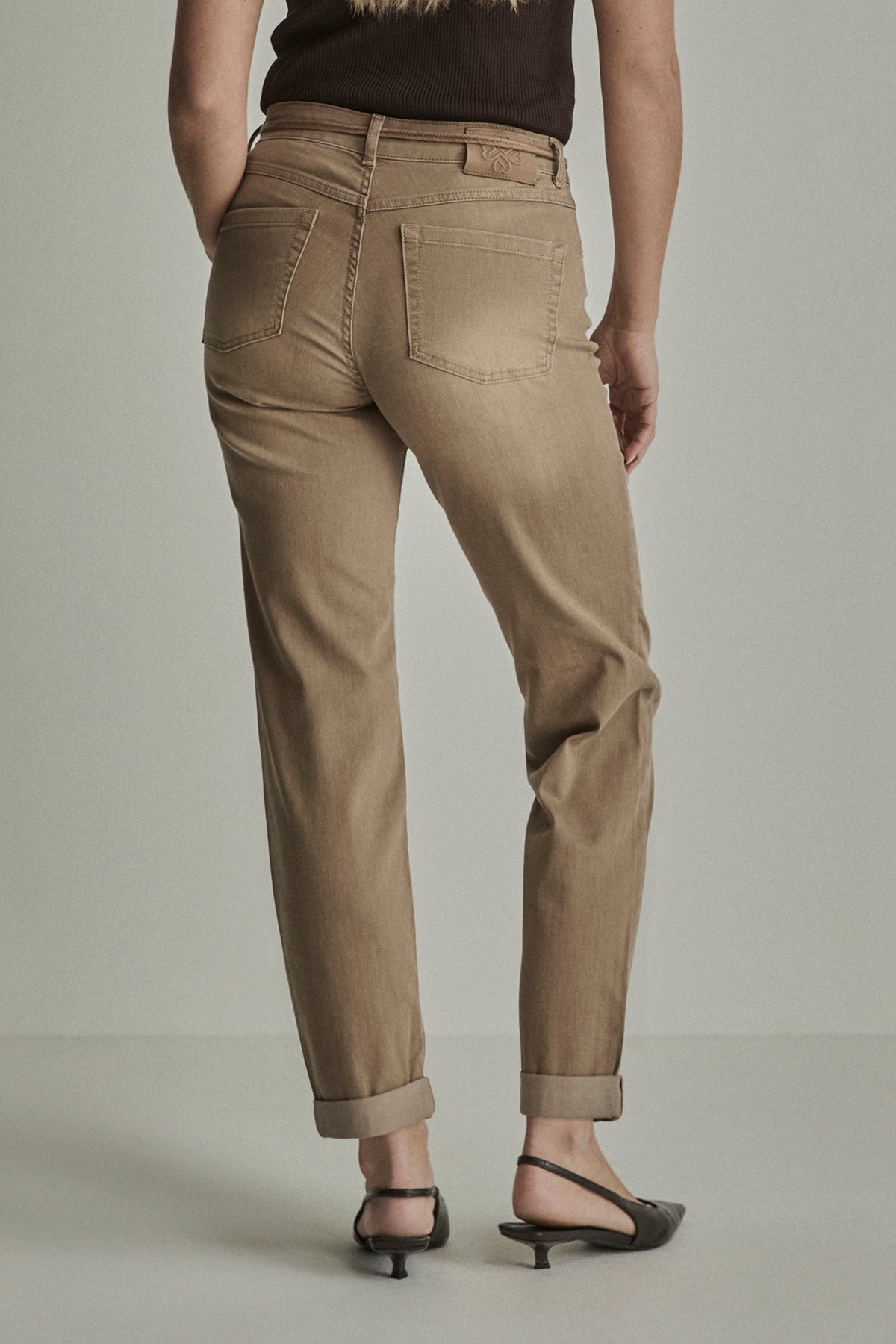 Para Mi vintage denim broek Bobby in camel, L30, met klassieke pasvorm en stijlvolle uitstraling, zichtbaar in de afbeelding.