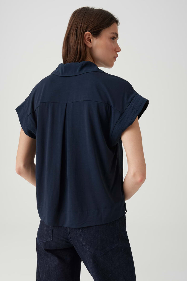 Opus Top Sinula Coal Blue in blauw met ronde hals en comfortabele pasvorm, voor casual en stijlvolle outfits.