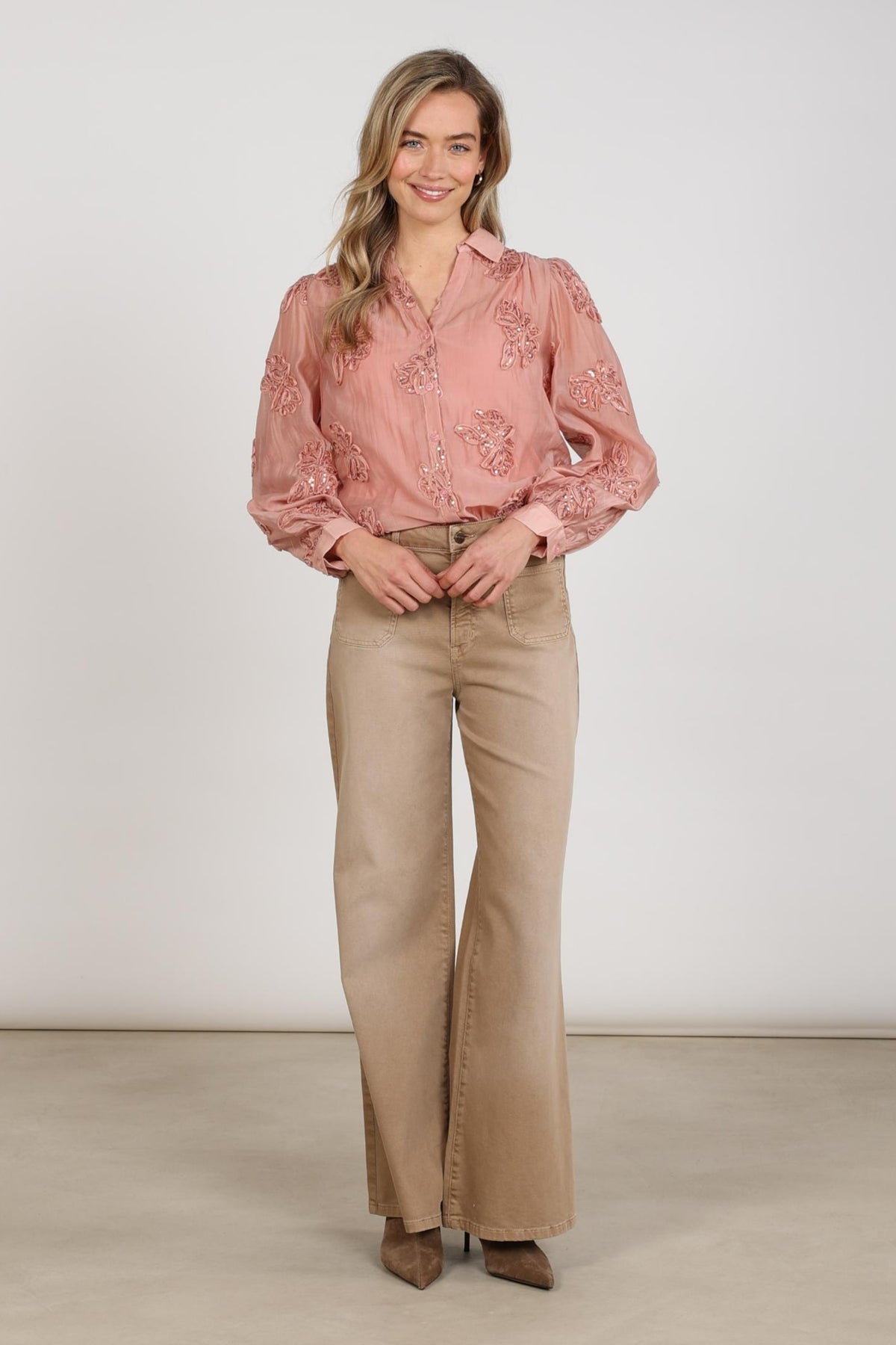 Nukus Antonella Paillet Flower Rose blouse met bloemendetails en pailletjes, lichtroze kleur, korte mouwen, elegante damesmode.
